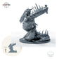 Gepanzerter Bestienreiter mit Streitaxt, Fantasy Kavallerist auf gepanzertem Reitmonster, Iron Scale Ravager – C: Größenvergleich, ca. 82 mm Gesamthöhe inklusive Base und höchstem Teil, mit 32-mm-Referenzfigur.