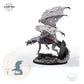 Roter Dracolich – unberitten – fünf Posen – E4 – Schleichend: Größenvergleich, ca. 122 mm Gesamthöhe inklusive Base und höchstem Teil, mit 32-mm-Referenzfigur.