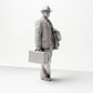 Diorama modélisme photo produit 4 : Figurine historique : Jeune voyageur en costume en tweed avec chapeau, valise, manteau sur le bras (sc03)