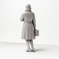 Diorama modélisme photo de produit 2 : Figurine debout : Femme voyageuse sur le quai, fin des années 1920, manteau, chapeau, petite valise (sc04)