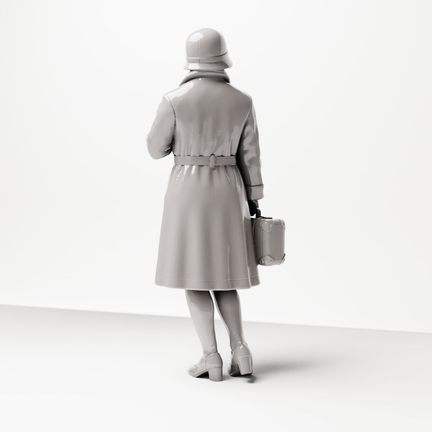 Diorama modélisme photo de produit 2 : Figurine debout : Femme voyageuse sur le quai, fin des années 1920, manteau, chapeau, petite valise (sc04)