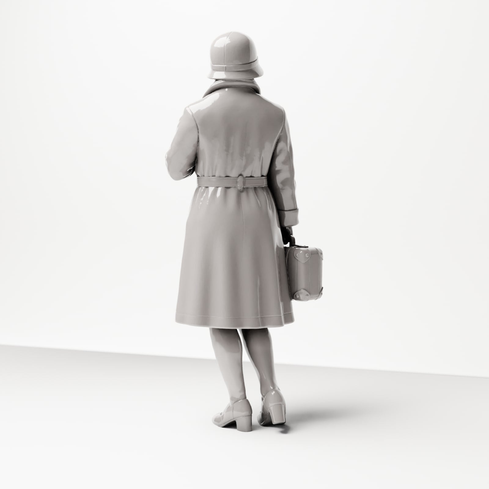 Diorama modélisme photo de produit 2 : Figurine debout : Femme voyageuse sur le quai, fin des années 1920, manteau, chapeau, petite valise (sc04)