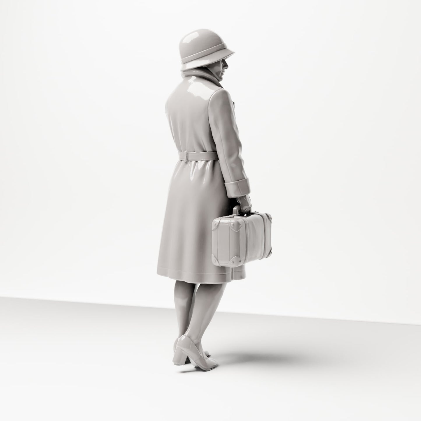 Diorama modélisme photo produit 3 : Figurine debout : Femme voyageuse sur le quai, fin des années 1920, manteau, chapeau, petite valise (sc04)