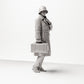 Diorama modélisme photo de produit 4 : Figurine debout : Femme voyageuse à la gare, fin des années 1920, manteau, chapeau, petite valise (sc04)