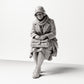 Diorama modélisme photo de produit 0 : Figurine assise : Femme assise sur le bord d'un banc avec un sac à main, années 1920-1930, salle d'attente, gare (sc08)