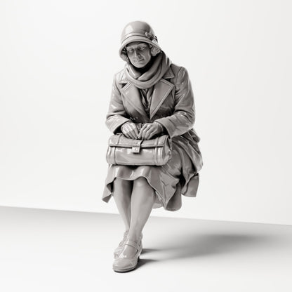Diorama modélisme photo de produit 0 : Figurine assise : Femme assise sur le bord d'un banc avec un sac à main, années 1920-1930, salle d'attente, gare (sc08)