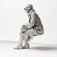 Diorama modélisme photo produit 1 : Figurine assise : Femme assise sur le bord d'un banc avec un sac à main, années 1920-1930, salle d'attente, gare (sc08)