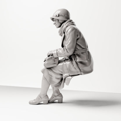 Diorama modélisme photo produit 1 : Figurine assise : Femme assise sur le bord d'un banc avec un sac à main, années 1920-1930, salle d'attente, gare (sc08)