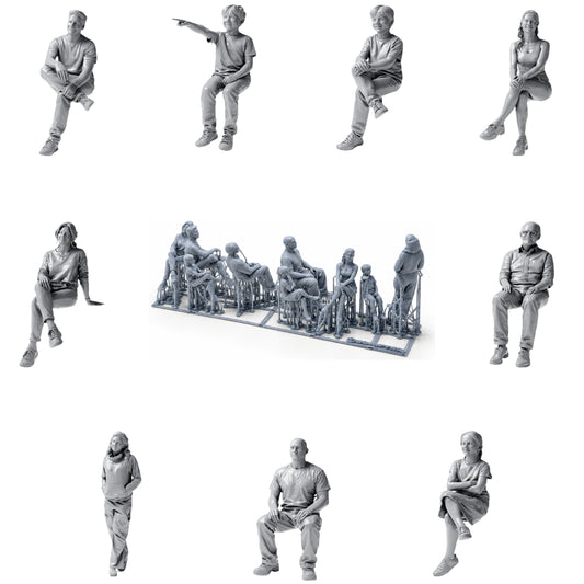 Figurines assises et passants - 9 figurines en résine non peintes, présentées à découvert