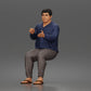 Photo produit de modélisme pour diorama 0 : figurine assise : homme gesticulant avec pull, pantalon et tongs (a165)