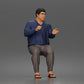 Photo produit de modélisme pour diorama 2 : figurine assise : homme gesticulant avec pull, pantalon et tongs (a165)