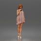 Diorama Modellbau Produktfoto 1: Stehende Figur: Frau im kurzen Kleid mit Mobiltelefon & Absatzschuhen (a180)