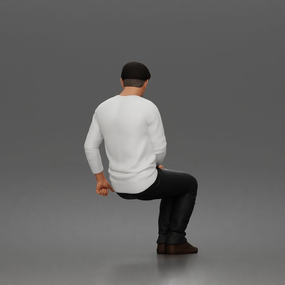 Diorama Modellbau Produktfoto 1: Sitzende Figur: Älterer Mann mit Mütze und Freizeitkleidung (a203)