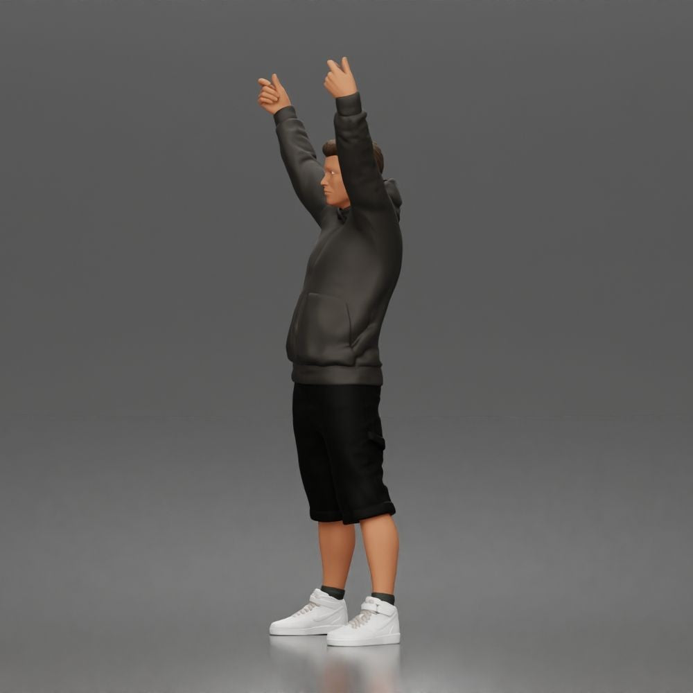 Photo produit de modélisme pour diorama 2 : figurine debout : manifestant avec bannière, sweat à capuche, short et chaussures de sport (a179)