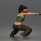 Diorama Modellbau Produktfoto 2: Diorama Figur: Kauernde maskierte Frau mit Pistole, Crop-Top & Baggyhose (a169)