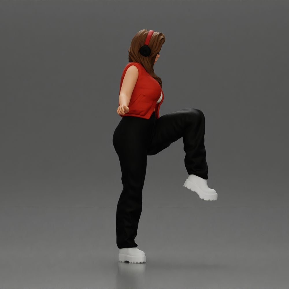 Diorama Modellbau Produktfoto 3: Stehende Figur: Frau mit Kopfhörern & weitem Streetwear-Outfit, Bein angehoben (a164)