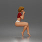 Diorama Modellbau Produktfoto 2: Sitzende Figur: Frau im Crop-Top mit gefalteten Händen am Kinn (a195)