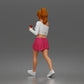 Diorama Modellbau Produktfoto 2: Gehende Figur: Sportlerin/Junge Frau mit Getränkebecher in Freizeitkleidung (a213)