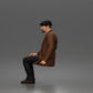 Diorama Modellbau Produktfoto 2: Sitzende Figur: Älterer Mann mit Mütze & Jacke (a210)