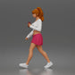 Diorama Modellbau Produktfoto 3: Gehende Figur: Sportlerin/Junge Frau mit Getränkebecher in Freizeitkleidung (a213)