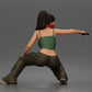 Diorama Modellbau Produktfoto 3: Diorama Figur: Kauernde maskierte Frau mit Pistole, Crop-Top & Baggyhose (a169)