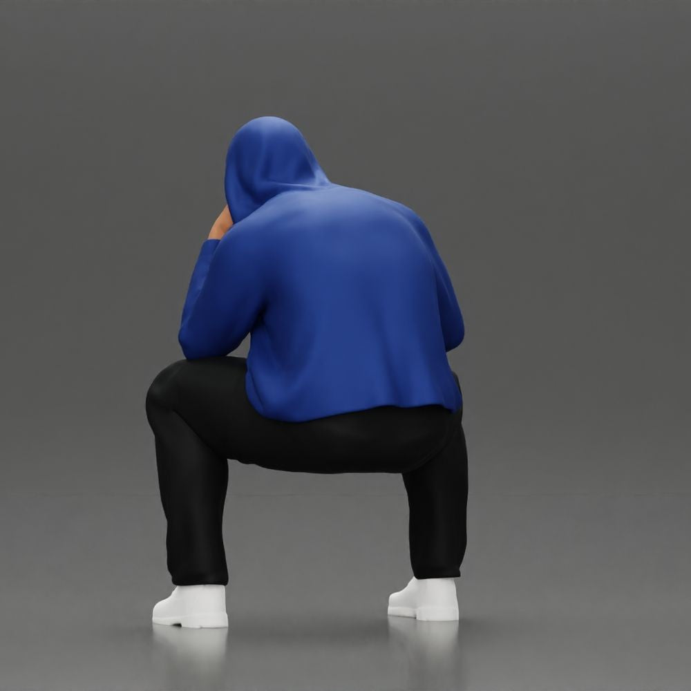Photo produit de modélisme de diorama 5 : figurine agenouillée : homme accroupi avec sweat à capuche et main sur le visage (a163)