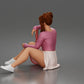 Diorama Modellbau Produktfoto 5: Sitzende Figur: Tennisspielerin mit Sportrock, Pullover & Tennisschläger (a212)