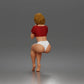 Diorama Modellbau Produktfoto 5: Sitzende Figur: Frau im Crop-Top mit gefalteten Händen am Kinn (a195)