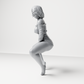 Diorama Modellbau Produktfoto 6: Hockende Figur: Tänzerin mit schulterfreiem Crop-Top & Shorts (a185)