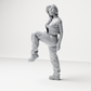 Diorama Modellbau Produktfoto 7: Stehende Figur: Frau mit Kopfhörern & weitem Streetwear-Outfit, Bein angehoben (a164)