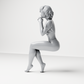 Diorama Modellbau Produktfoto 6: Sitzende Figur: Frau im Crop-Top mit gefalteten Händen am Kinn (a195)