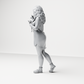 Diorama Modellbau Produktfoto 7: Stehende Figur: Frau im Nachthemd mit kleinem Hund auf dem Arm (a183)