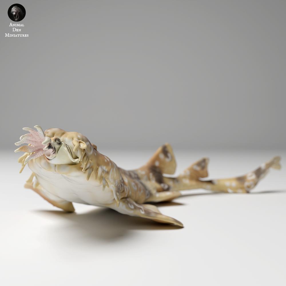 Photo produit figurine animale Animal Den Miniatures 2 : figurine d’animal marin : requin-tapis tacheté - en chasse (24_06_05)