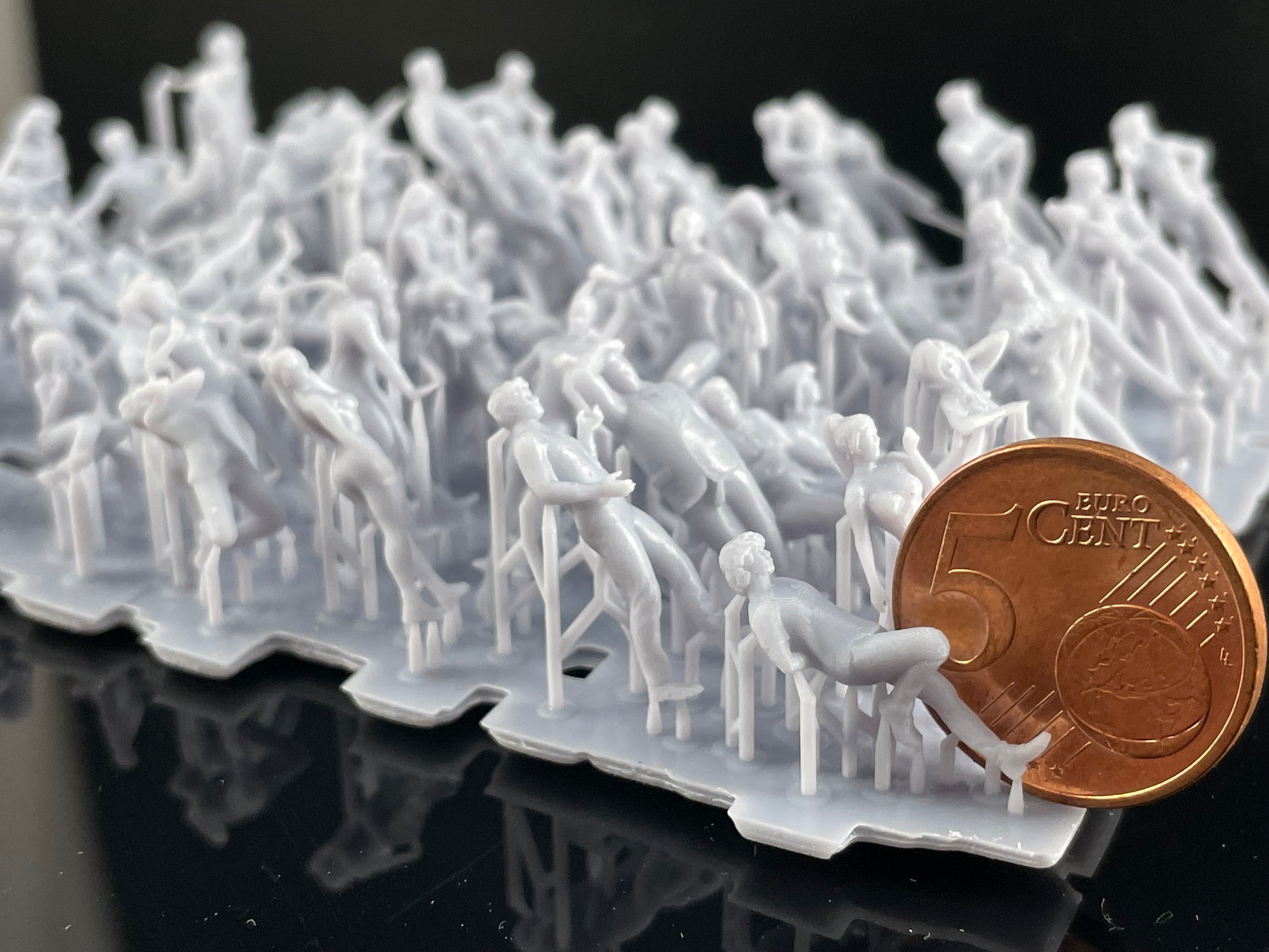 Produktfoto Diorama und Modellbau Miniatur Figur: Zuschauer Set, 60 Figuren 1:87 - H0 / 1:72 - 25mm